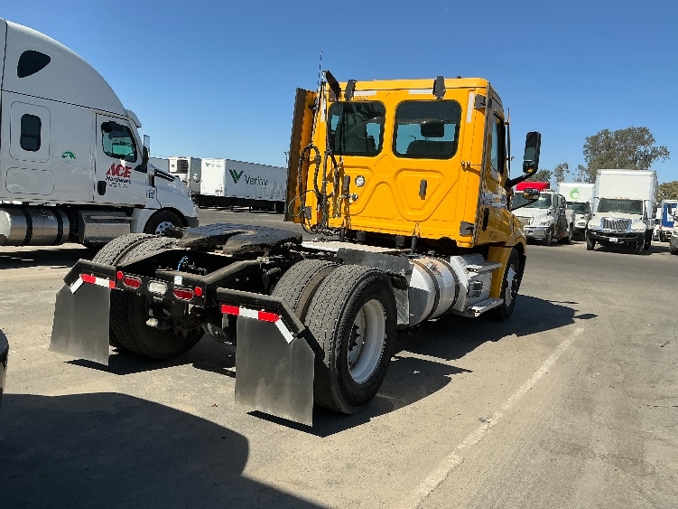 2022 Freightliner Cascadia in Fresno, CA — photo 7