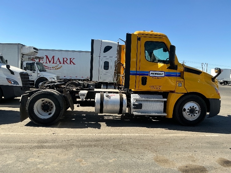 2022 Freightliner Cascadia in Fresno, CA — photo 8