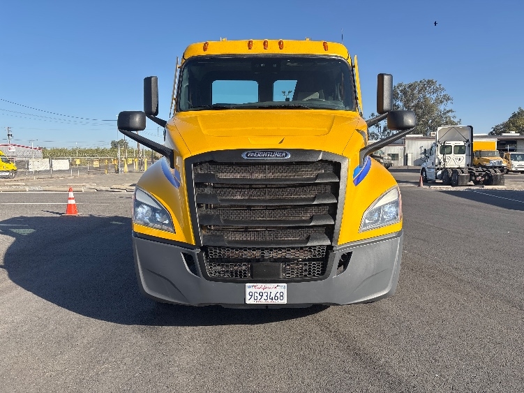 2022 Freightliner Cascadia in Fresno, CA — photo 2