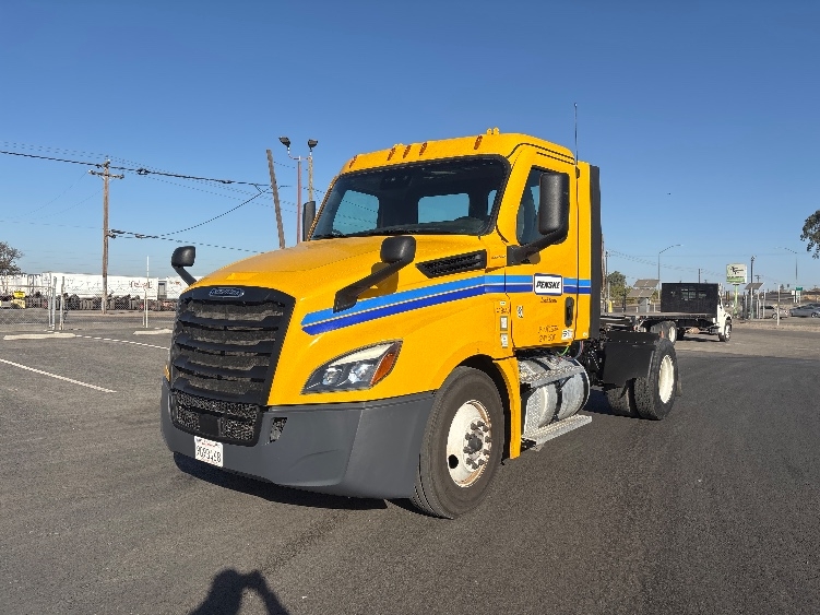 2022 Freightliner Cascadia in Fresno, CA — photo 3