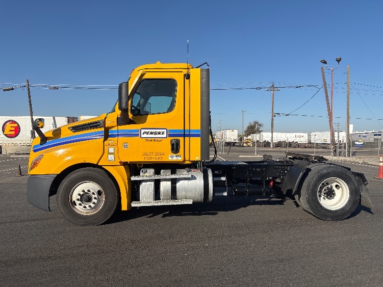 2022 Freightliner Cascadia in Fresno, CA — photo 4