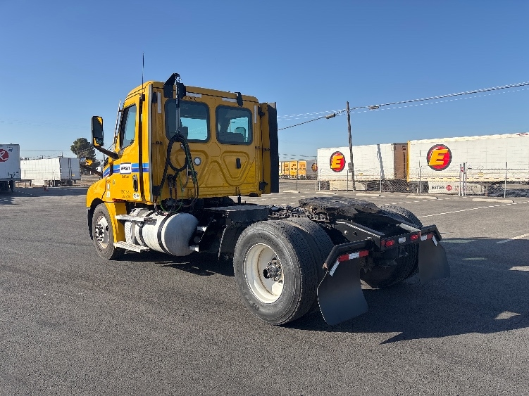 2022 Freightliner Cascadia in Fresno, CA — photo 5