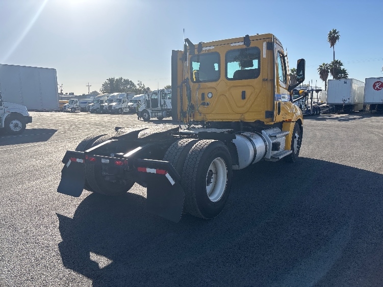 2022 Freightliner Cascadia in Fresno, CA — photo 7