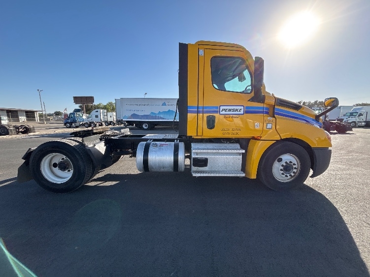 2022 Freightliner Cascadia in Fresno, CA — photo 8