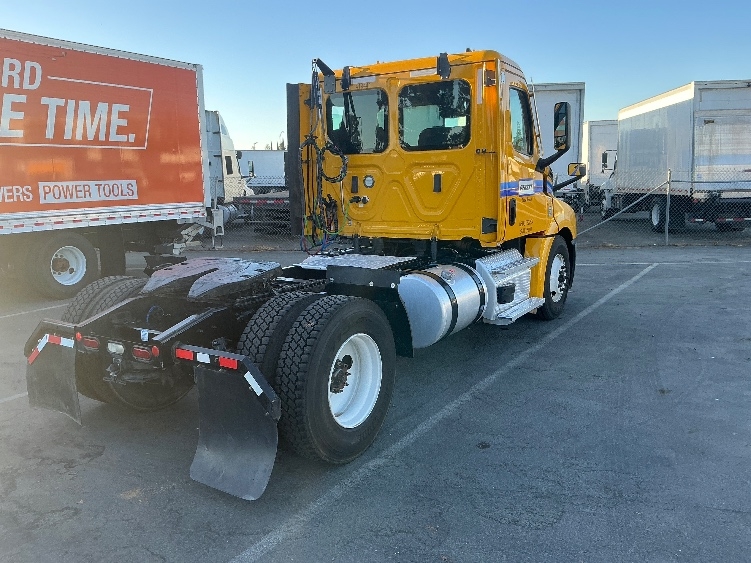 2022 Freightliner Cascadia in West Sacramento, CA — photo 7