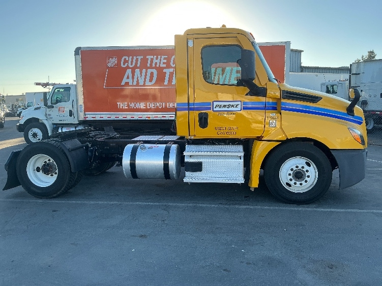 2022 Freightliner Cascadia in West Sacramento, CA — photo 8