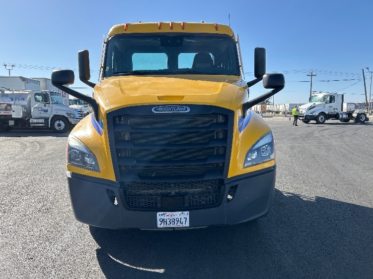 2022 Freightliner Cascadia in Fresno, CA — photo 2