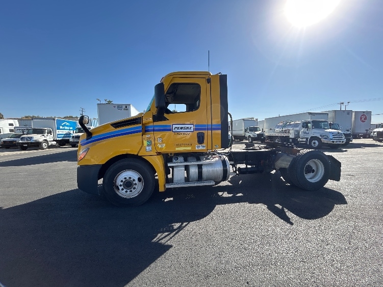 2022 Freightliner Cascadia in Fresno, CA — photo 4