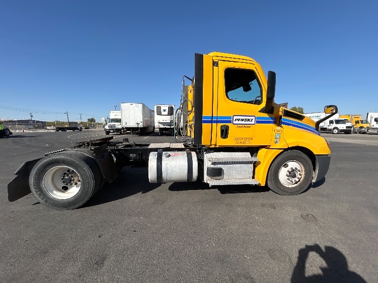 2022 Freightliner Cascadia in Fresno, CA — photo 8