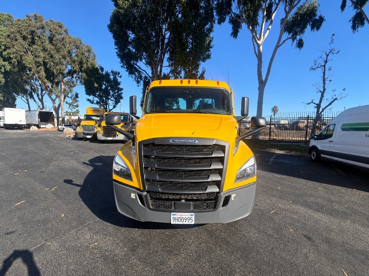 2022 Freightliner Cascadia in Torrance, CA — photo 2