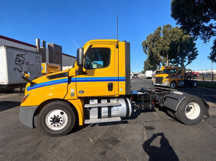 2022 Freightliner Cascadia in Torrance, CA — photo 4