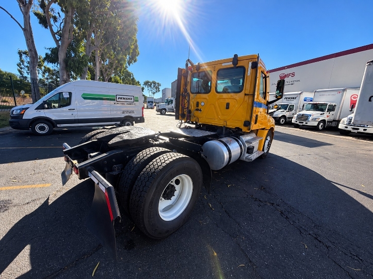 2022 Freightliner Cascadia in Torrance, CA — photo 7