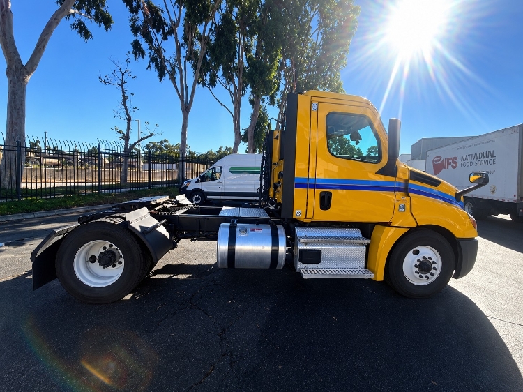 2022 Freightliner Cascadia in Torrance, CA — photo 8