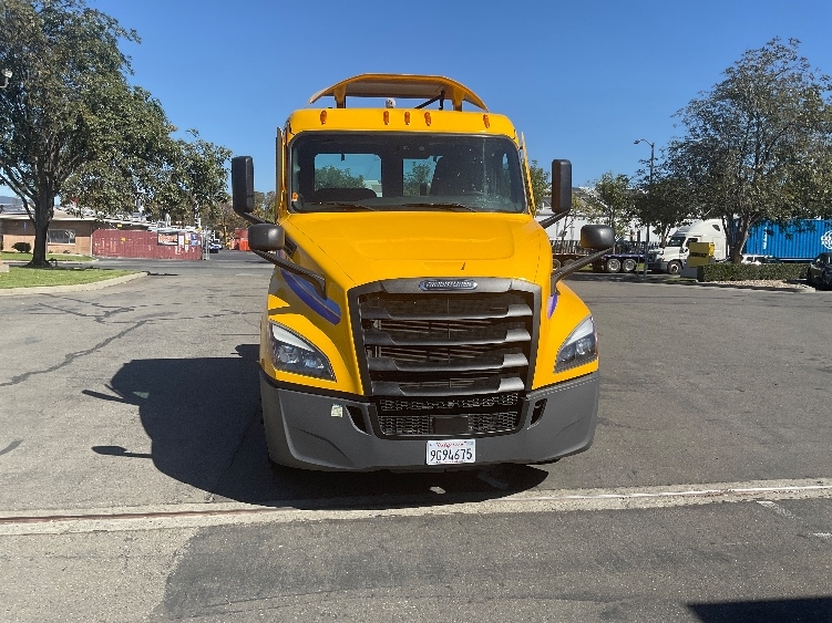 2022 Freightliner Cascadia in West Sacramento, CA — photo 2