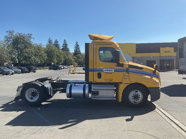 2022 Freightliner Cascadia in West Sacramento, CA — photo 8