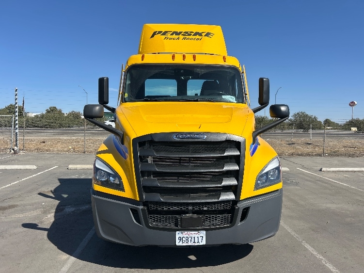 2022 Freightliner Cascadia in Fresno, CA — photo 2