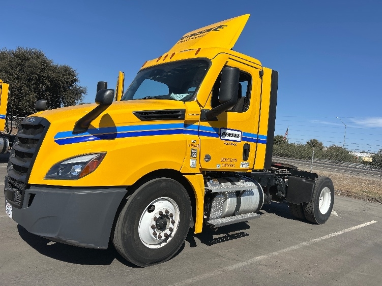 2022 Freightliner Cascadia in Fresno, CA — photo 3