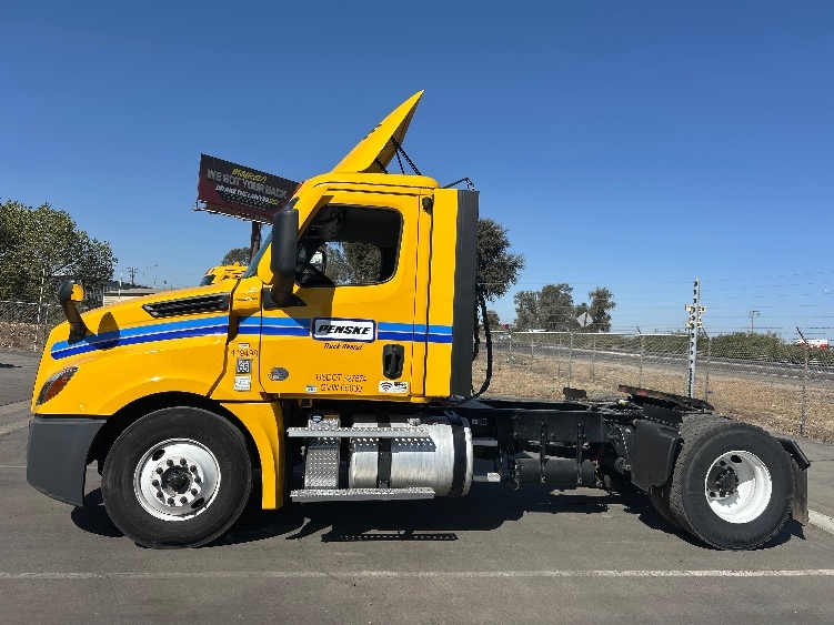 2022 Freightliner Cascadia in Fresno, CA — photo 4