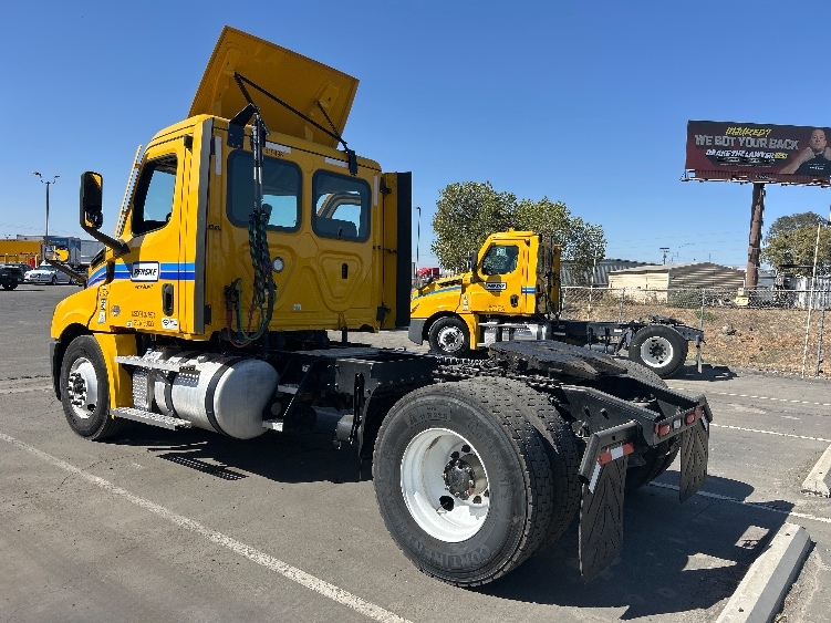 2022 Freightliner Cascadia in Fresno, CA — photo 5