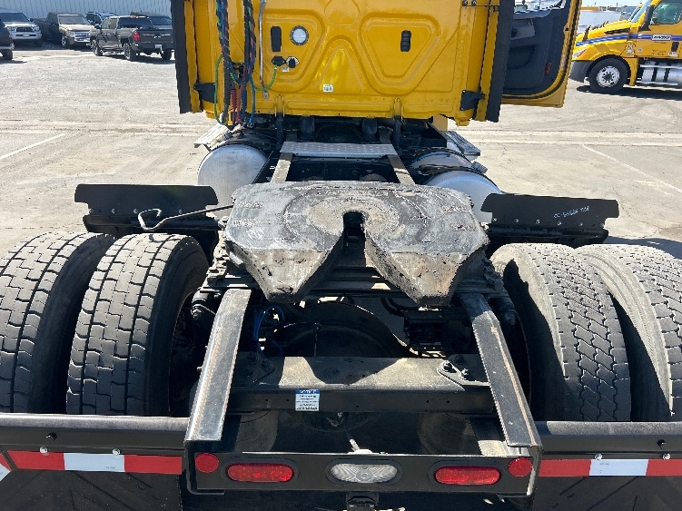 2022 Freightliner Cascadia in Fresno, CA — photo 6