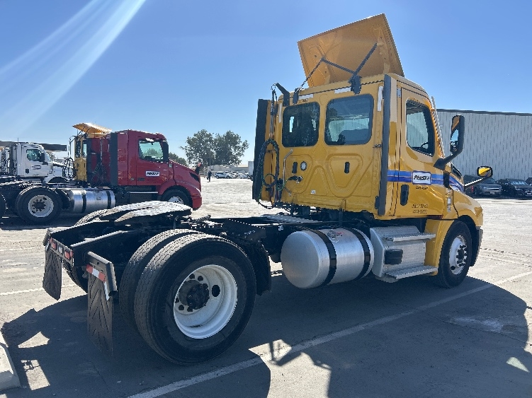 2022 Freightliner Cascadia in Fresno, CA — photo 7