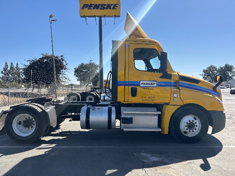 2022 Freightliner Cascadia in Fresno, CA — photo 8