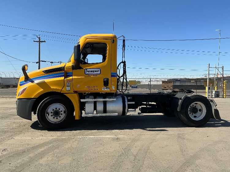 2022 Freightliner Cascadia in Fresno, CA — photo 4