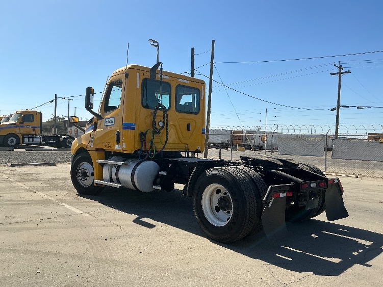 2022 Freightliner Cascadia in Fresno, CA — photo 5