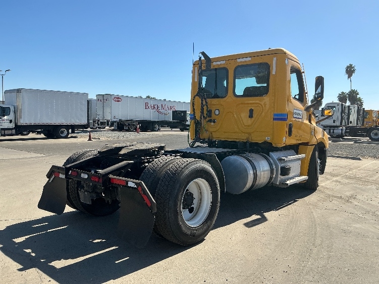 2022 Freightliner Cascadia in Fresno, CA — photo 7