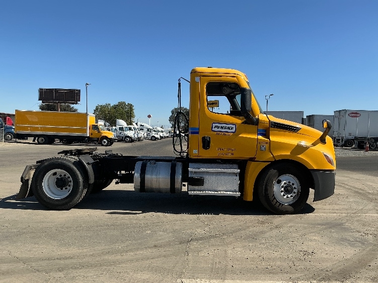 2022 Freightliner Cascadia in Fresno, CA — photo 8