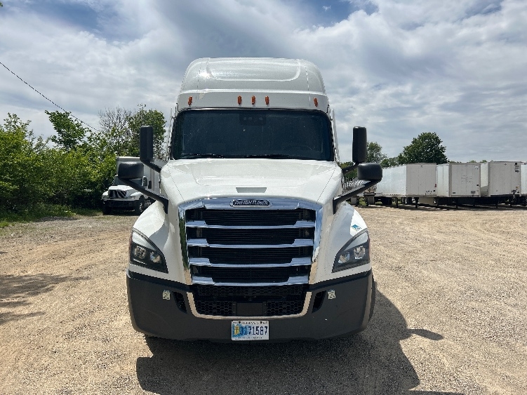 2022 Freightliner Cascadia in Plymouth, MI — photo 2