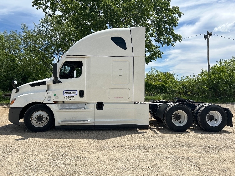 2022 Freightliner Cascadia in Plymouth, MI — photo 4
