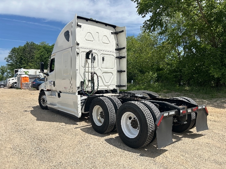 2022 Freightliner Cascadia in Plymouth, MI — photo 5