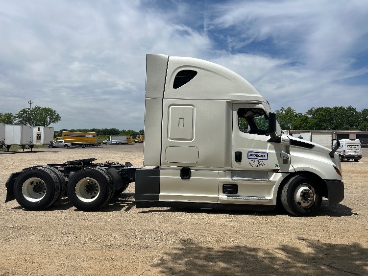 2022 Freightliner Cascadia in Plymouth, MI — photo 8