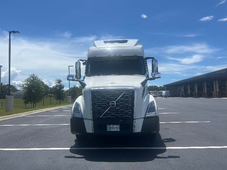 2022 Volvo VNL 860 in Dayton, OH — photo 2