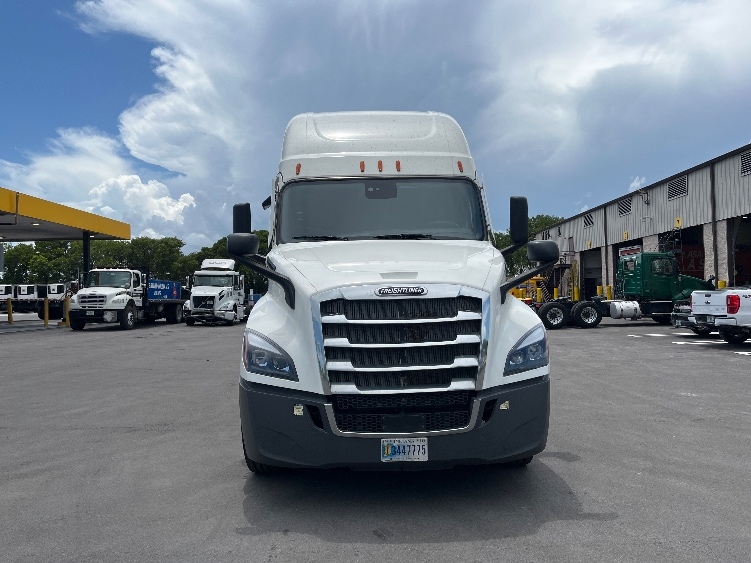 2024 Freightliner Cascadia in Medley, FL — photo 2