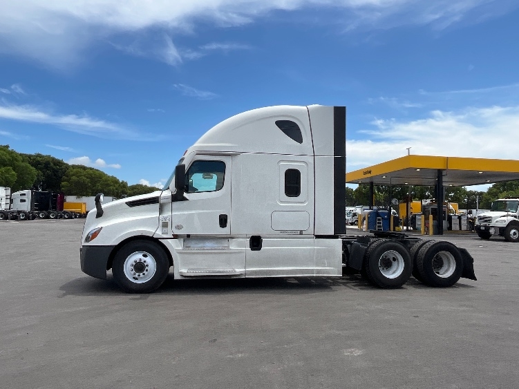 2024 Freightliner Cascadia in Medley, FL — photo 4