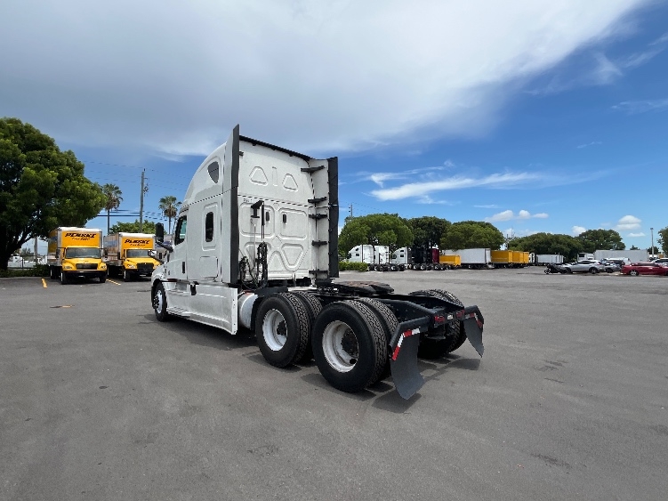 2024 Freightliner Cascadia in Medley, FL — photo 5
