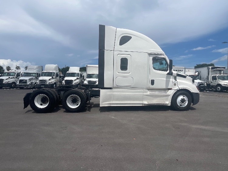 2024 Freightliner Cascadia in Medley, FL — photo 8