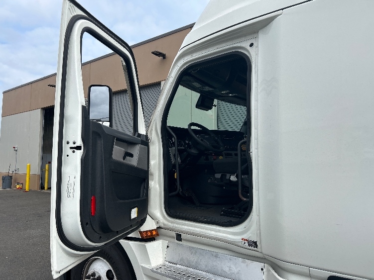 2022 Freightliner Cascadia in Caldwell, ID — photo 8