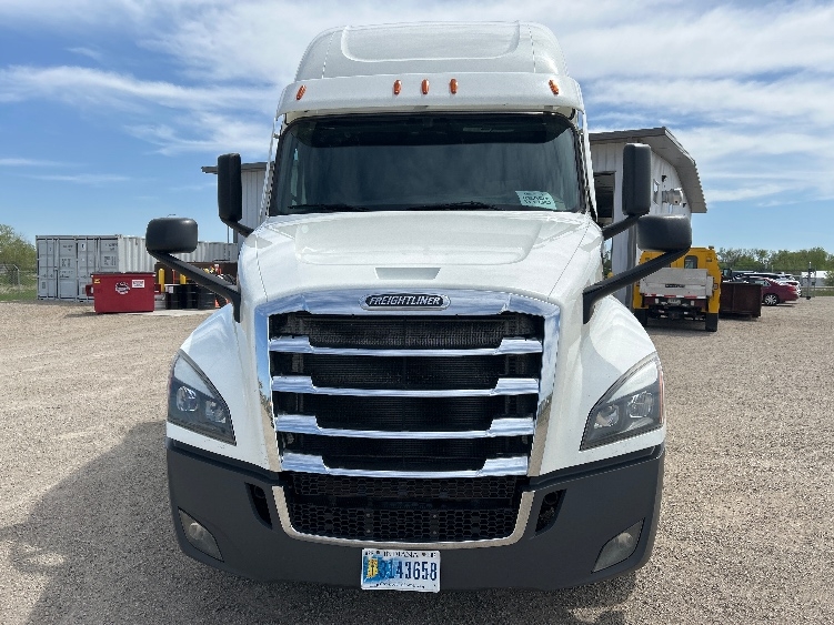 2022 Freightliner Cascadia in Aurora, CO — photo 2