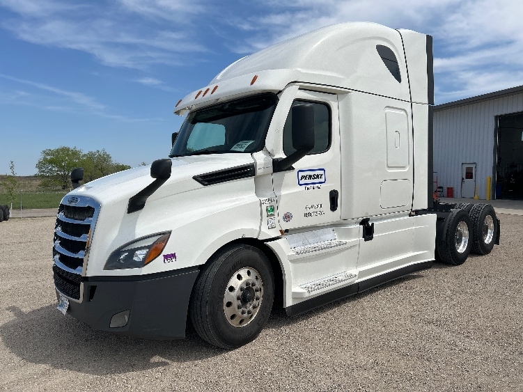 2022 Freightliner Cascadia in Aurora, CO — photo 3