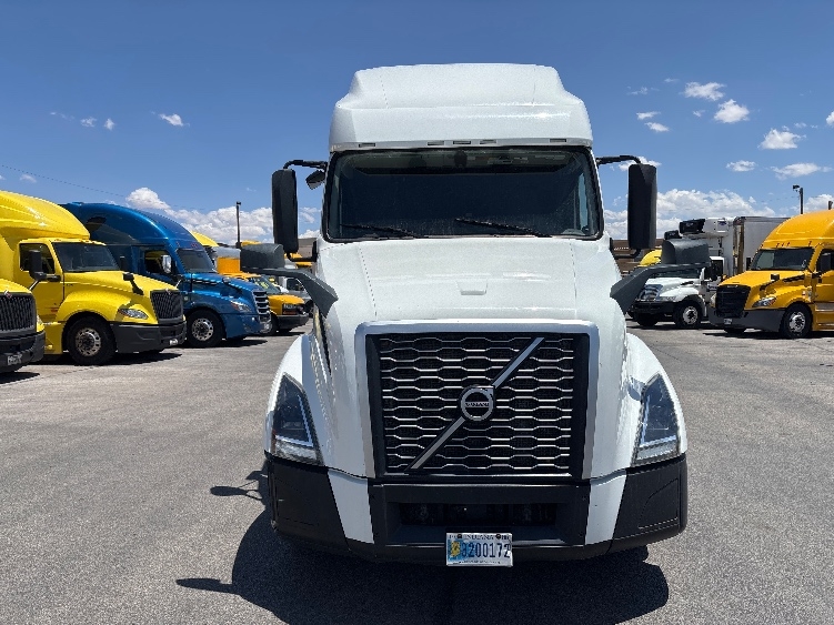 2022 Volvo VNL 760 in El Paso, TX — photo 2