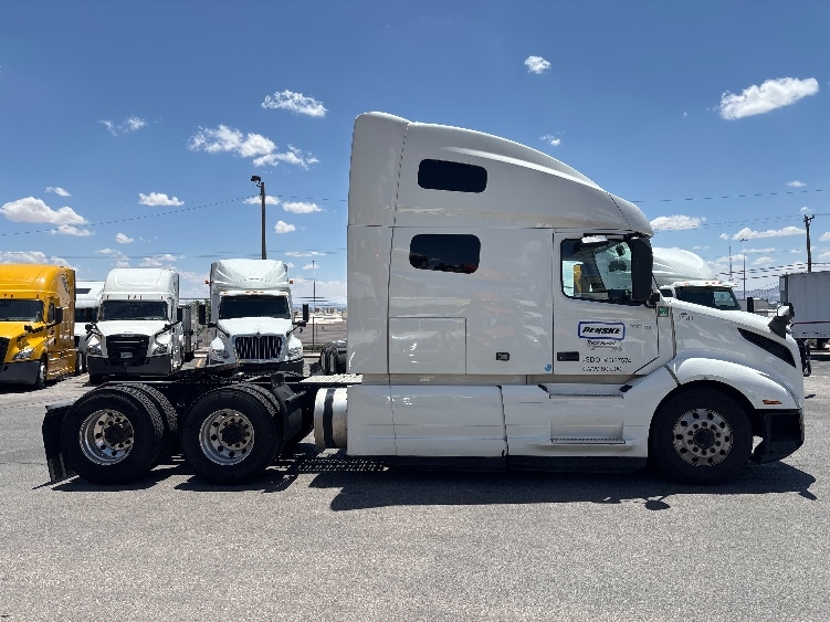 2022 Volvo VNL 760 in El Paso, TX — photo 8