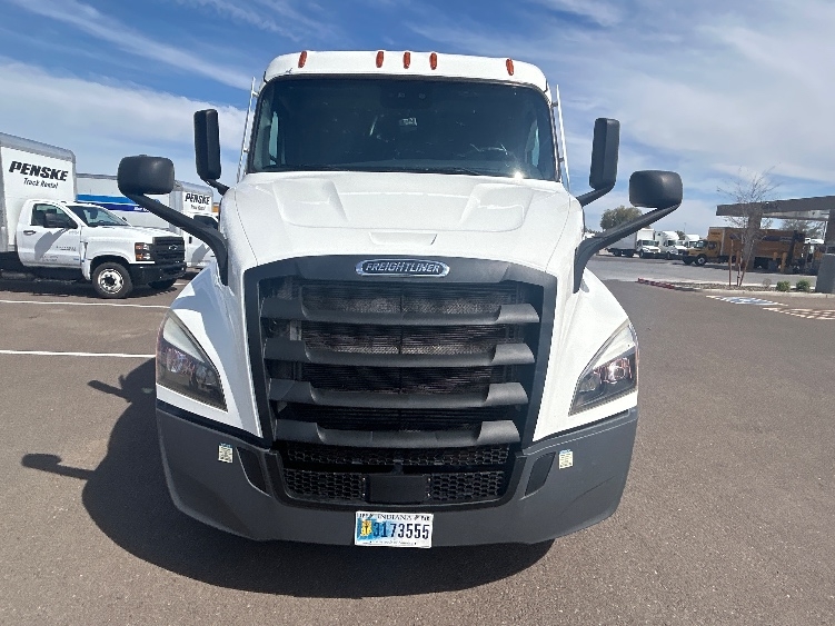 2022 Freightliner Cascadia in Phoenix, AZ — photo 2