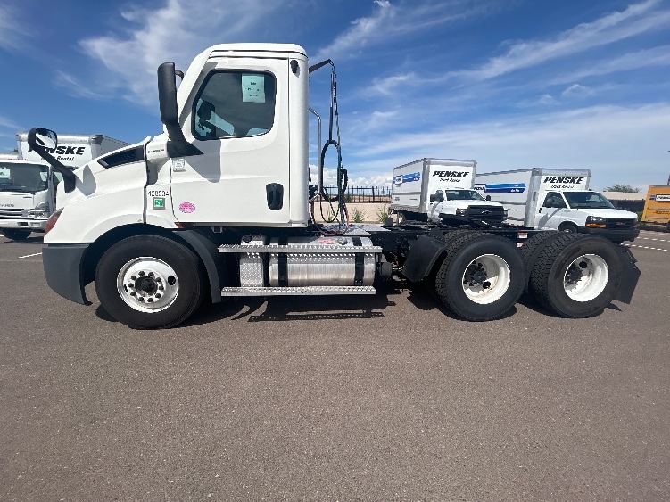 2022 Freightliner Cascadia in Phoenix, AZ — photo 4