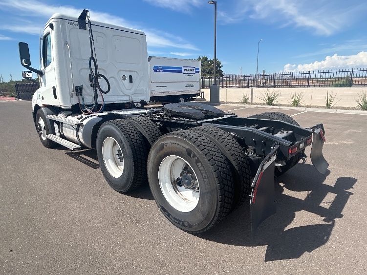 2022 Freightliner Cascadia in Phoenix, AZ — photo 5