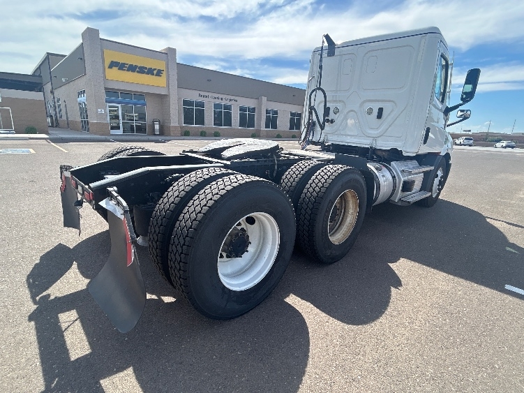 2022 Freightliner Cascadia in Phoenix, AZ — photo 7