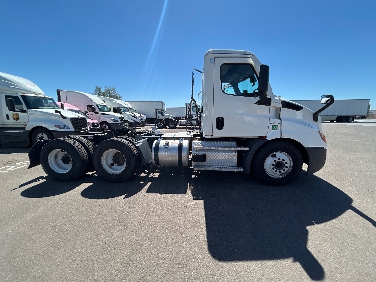 2022 Freightliner Cascadia in Phoenix, AZ — photo 8