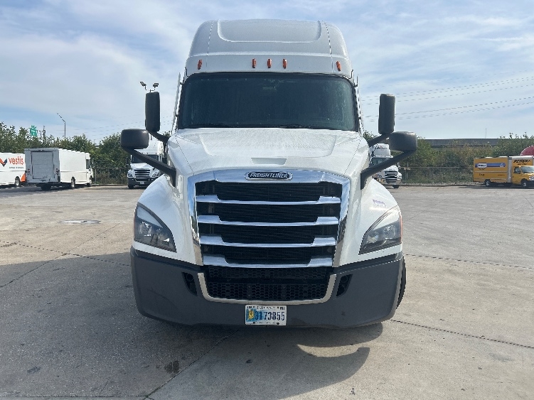 2022 Freightliner Cascadia in Indianapolis, IN — photo 2